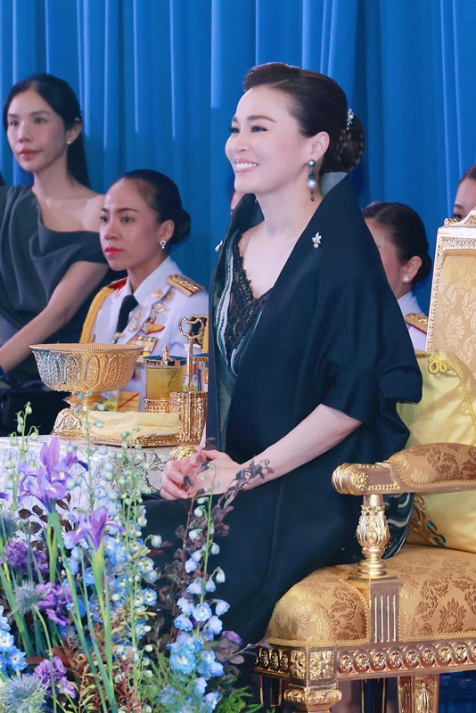 พระราชินี ทอดพระเนตรนิทรรศการ และงานแสดงแฟชั่นโชว์