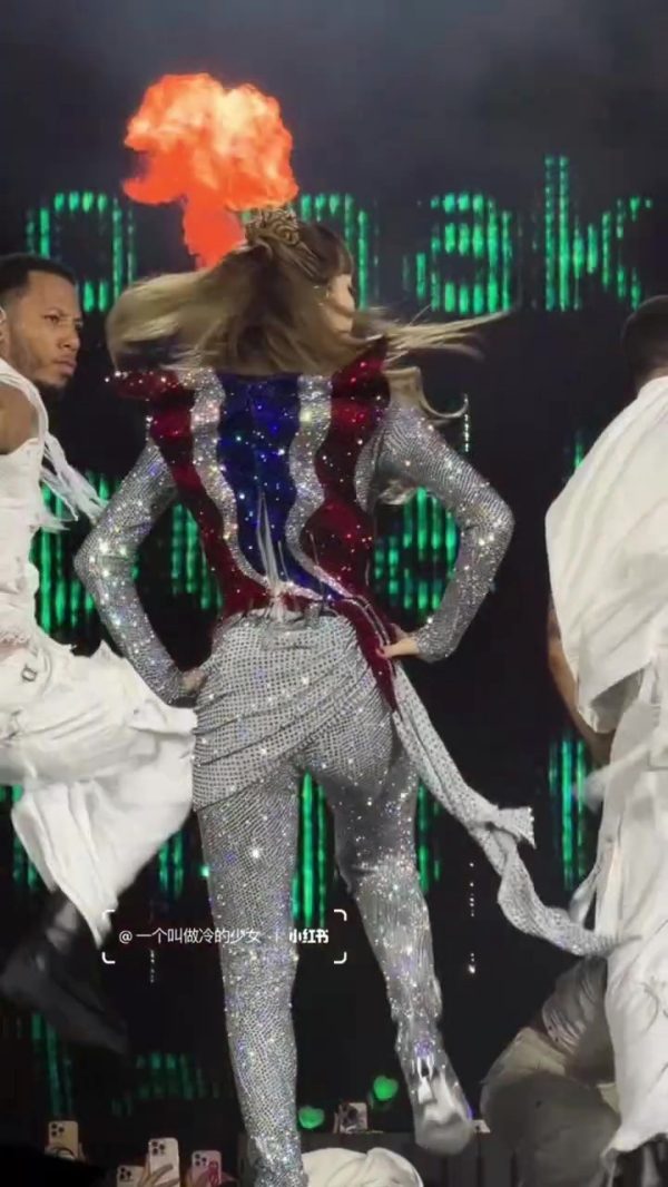 ชุด ลิซ่า ใส่ขึ้นคอนเสิร์ต BLACKPINK WORLD TOUR