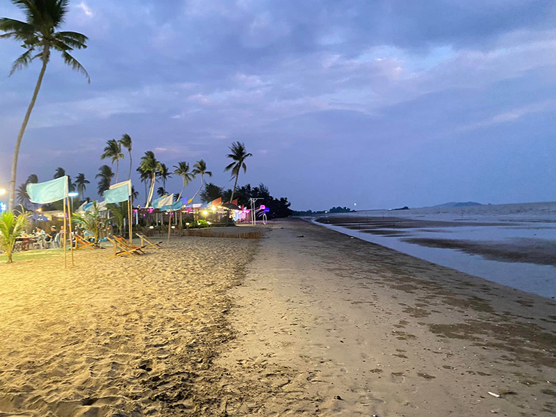 Sea & Me Resort ที่พักหาดแหลมสิงห์ ติดทะเล