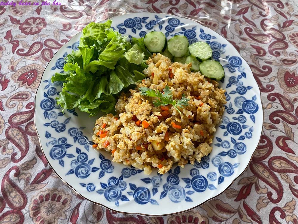 ข้าวผัดผงกะหรี่ไก่สับ ข้าวกะเพราปลาหมึก 2 เมนูเด็ดจากของเหลือในตู้เย็น