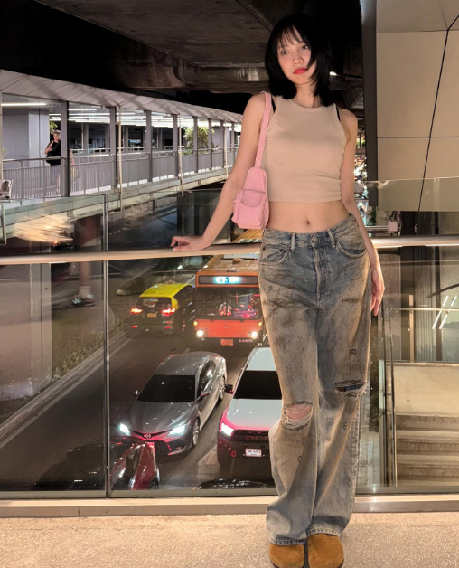 ส่องแฟชั่นกางเกงยีนส์เปื้อน ๆ ฉบับซุปตาร์ กับลุคเก๋ ๆ มีไว้อินเทรนด์ก่อนใคร