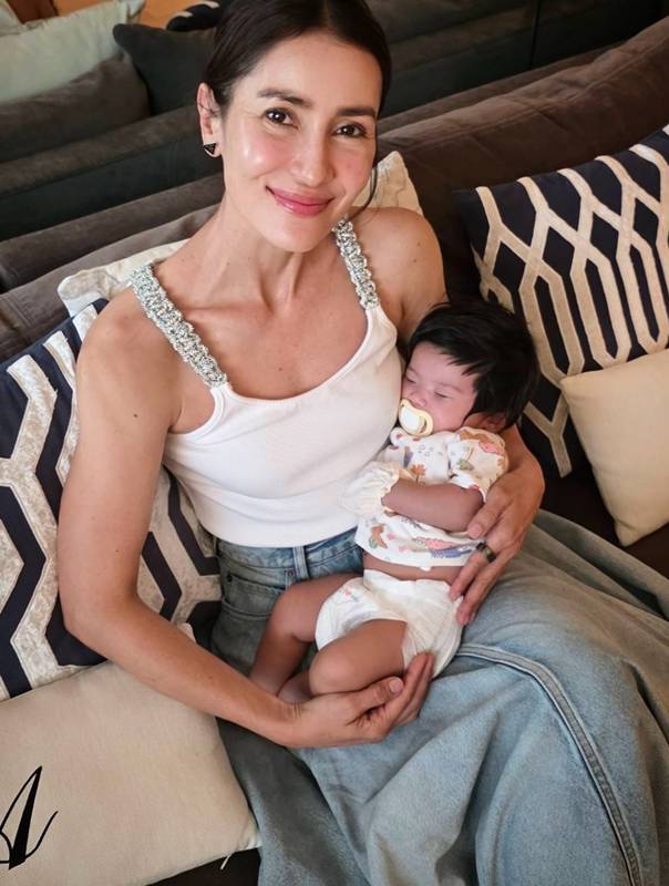 แอน ทองประสม เปิดภาพอุ้มเบบี๋ครั้งแรก