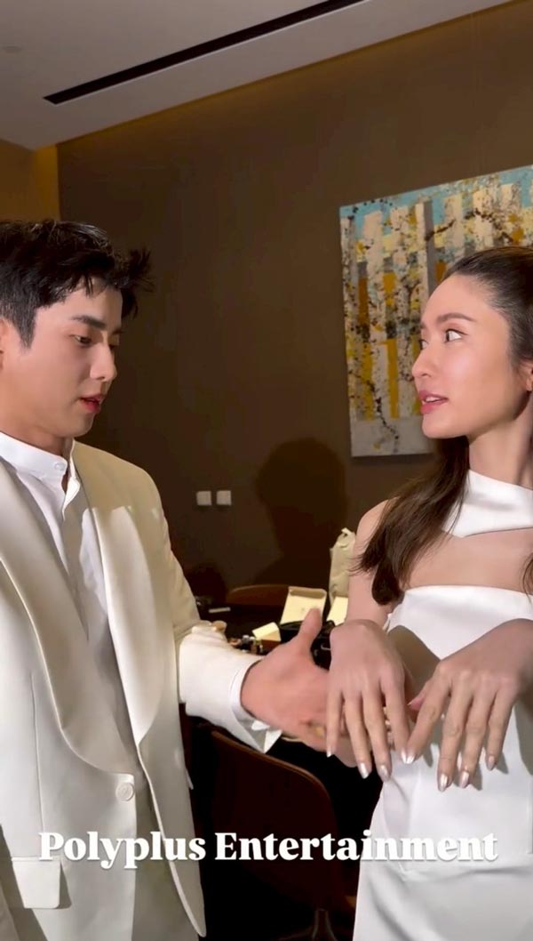 นนกุล ชานน ซีนคุกเข่าต่อหน้า แอฟ ทักษอร