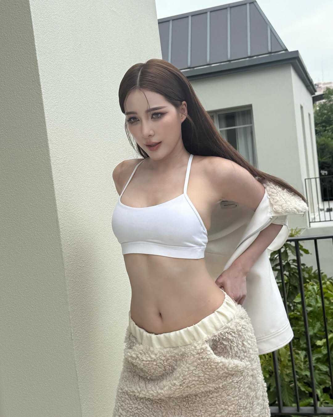 จันจิ จันจิรา ร้อนฉ่าไม่พัก เสิร์ฟชุดอยู่บ้านสุดเซี้ยะริมระเบียง