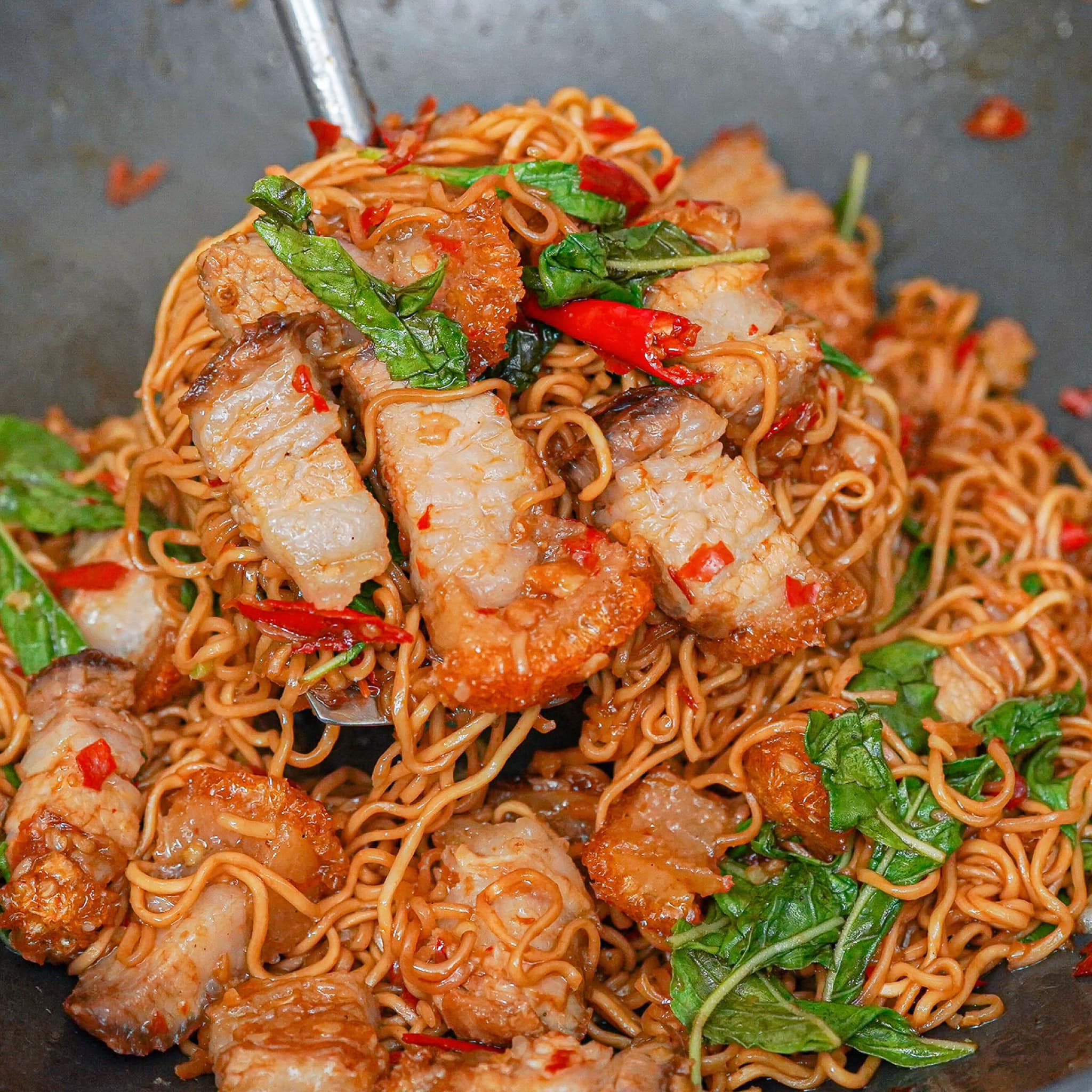 ผัดมาม่ากะเพราหมูกรอบ