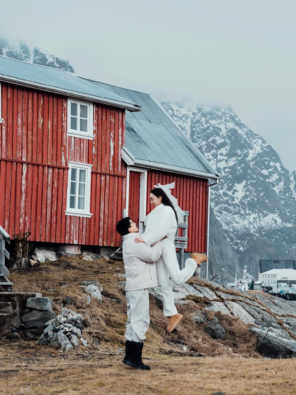 ไผ่ พาทิศ ขอแต่งงาน น้ำตาล พิจักขณา เผยโมเมนต์เซย์เยส โรแมนติกแบบโบ๊ะบ๊ะ