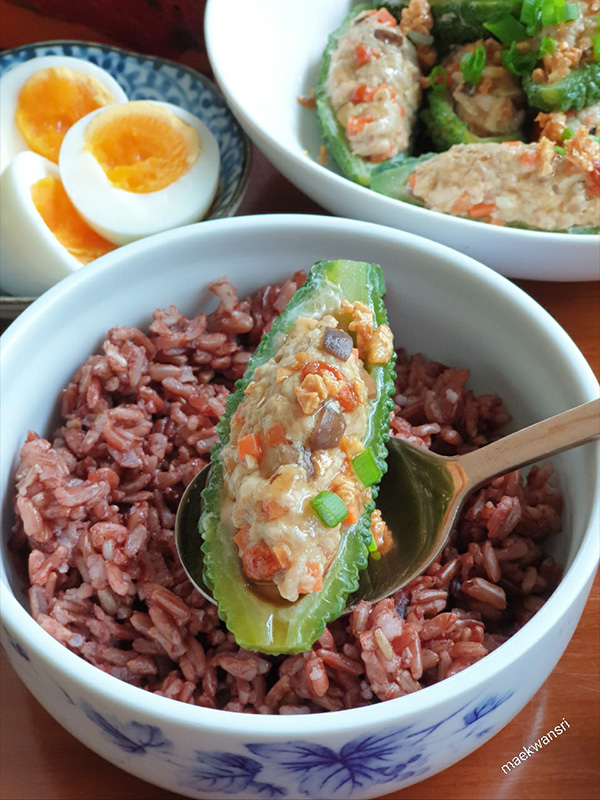 มะระขี้นกใส่ไส้หมูสับราดน้ำมันหอย