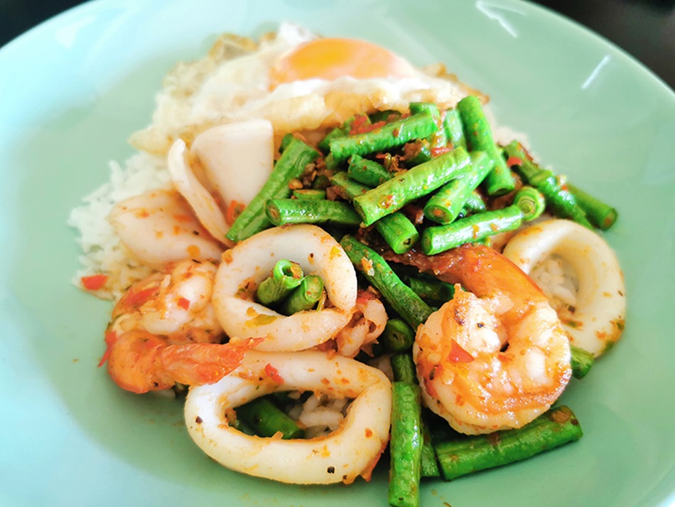 ผัดพริกแกงกุ้ง