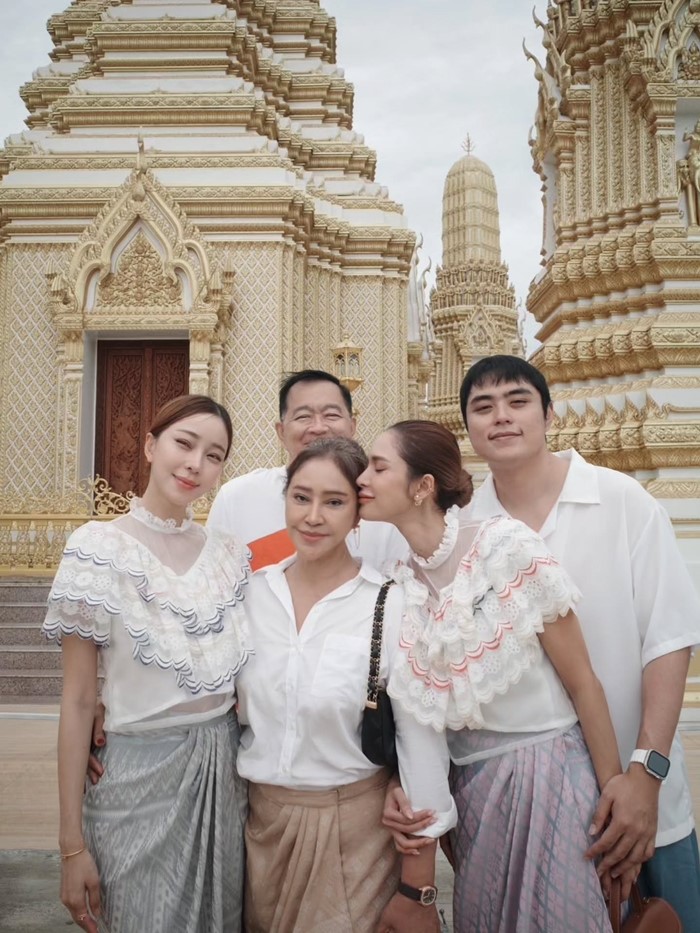  อุ้ม ลักขณา นิวเคลียร์ หรรษา ฉลองวันเกิดคุณแม่ม่วย สมปอง
