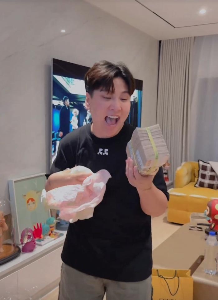 พลอย ผู้จัดการ เบลล่า ราณี