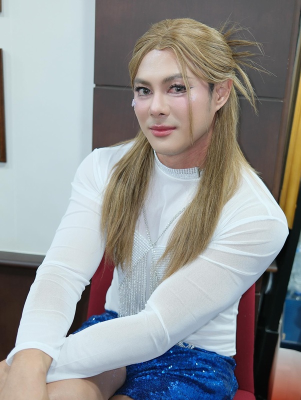 แมน การิน แต่งหญิงเมคอัพจัดเต็ม