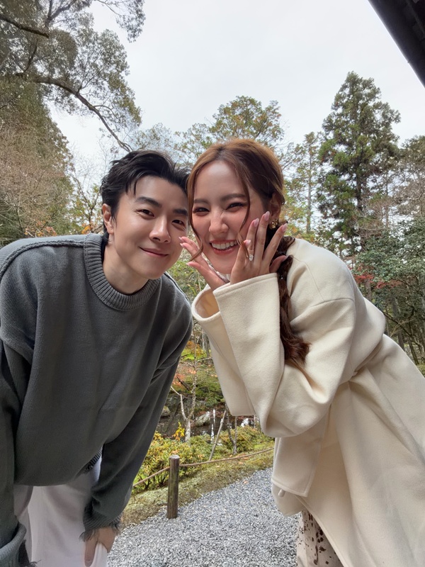 เชา ชวลิต ขอแฟนสาวแต่งงาน