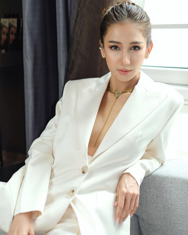 เนย โชติกา