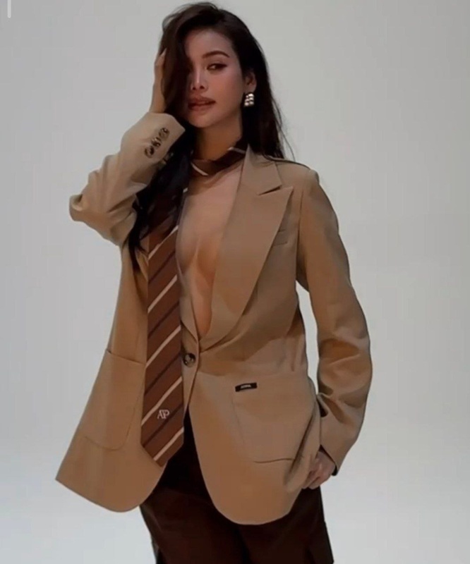 อิงฟ้า เผยลุคออฟฟิศสุดเท่ปนเซ็กซี่