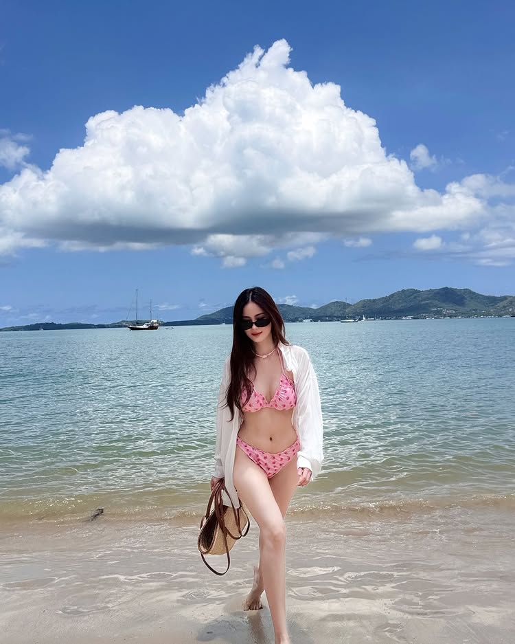 พัดพัด รัตน์ฟ้า นุ่งบิกินี่ตัวน้อย โชว์หุ่นขาวเซี้ยะริมหาดที่ภูเก็ต 