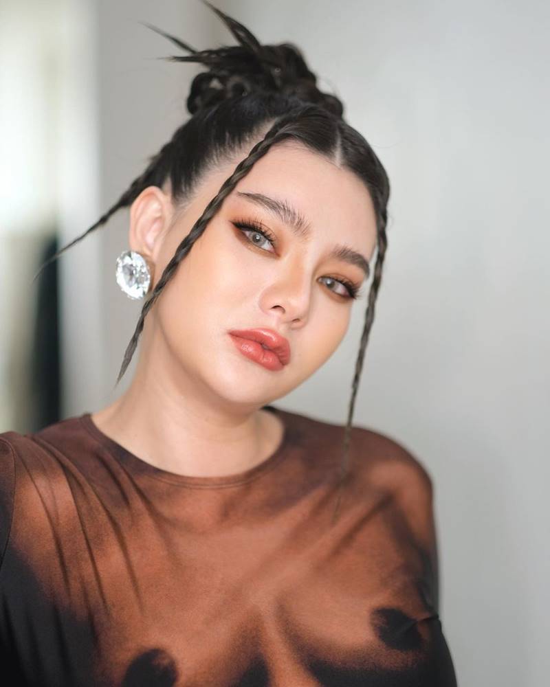 ดิว อริสรา, ชุดคลุมท้อง