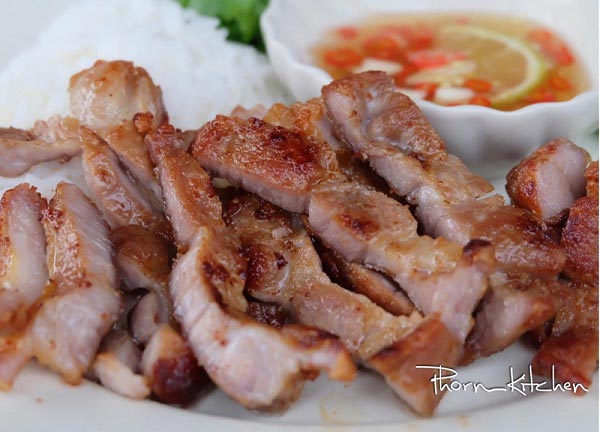 ข้าวเหนียวหมูทอดน้ำปลา