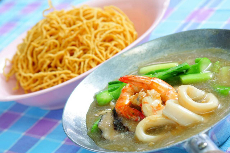 ราดหน้ายอดผัก (สูตร 40 ปี)