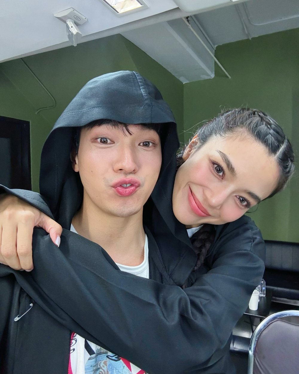 โอบ โอบนิธิ ควง ปราง กัญญ์ณรัณ ฉลองวันเกิดคุณแม่กับครอบครัว 