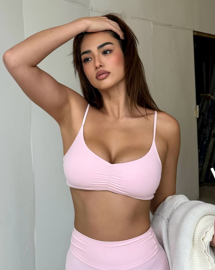 แอนชิลี สก๊อต-เคมมิส จัดหนัก โชว์อึ๋มล้นบิกินี่ริมทะเล