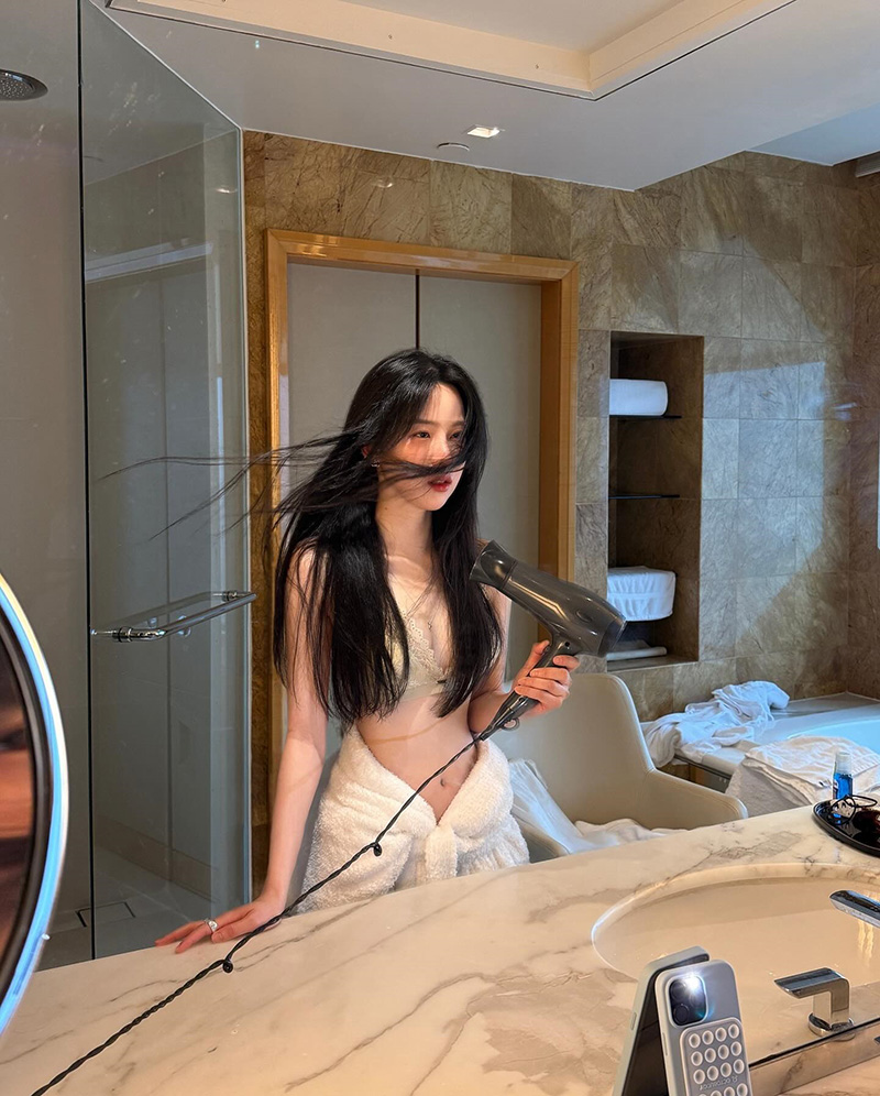 จนิส เป่าผมหน้ากระจกฉบับคนแซ่บ 