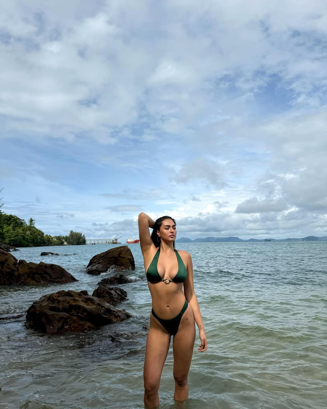 แอนชิลี สก๊อต-เคมมิส โชว์อึ๋มล้นบิกินี่ริมทะเล