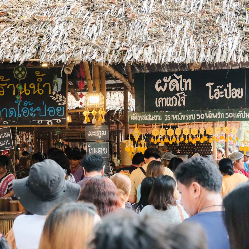 ตลาดโอ๊ะป่อย ที่เที่ยวสวนผึ้ง ตลาดเช้าริมธารบรรยากาศดี