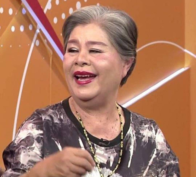 ละคร ดาวเรือง 2539 ในดินแดนที่ความเชื่อเก่าแก่หยั่งรากลึกกว่าต้นไม้ใหญ่ และอิทธิพลมืดครอบงำเงียบงัน ปลัดหนุ่มผู้เปี่ยมอุดมการณ์อย่าง จินตวัฒน์ ถูกโยนลงสู่สมรภูมิรบที่ไม่เคยคาดคิด ณ หมู่บ้านที่ผู้คนต่างก้มหัวให้มนต์ดำและอำนาจเถื่อน เขาต้องเผชิญหน้ากับ ดาวเรือง หญิงสาวที่ปลอมเป็นชายผู้ห้าวหาญ ทั้งคู่เริ่มต้นจากเส้นขนานที่ไม่มีวันบรรจบ กลายเป็นสองพลังที่ต้องผนึกกำลังต่อสู้กับ เสี่ยกำพล เจ้าของเงามืดที่ซ่อนอยู่เบื้องหลังความสงบสุขจอมปลอม ท่ามกลางอันตรายที่คืบคลานและแรงปะทะที่ไม่อาจหลีกเลี่ยง เมล็ดพันธุ์แห่งความรักก็ค่อยๆ ผลิบานขึ้นอย่างช้าๆ… 23 8b7aca26 55ba 460c b2a5 faf3502531f6