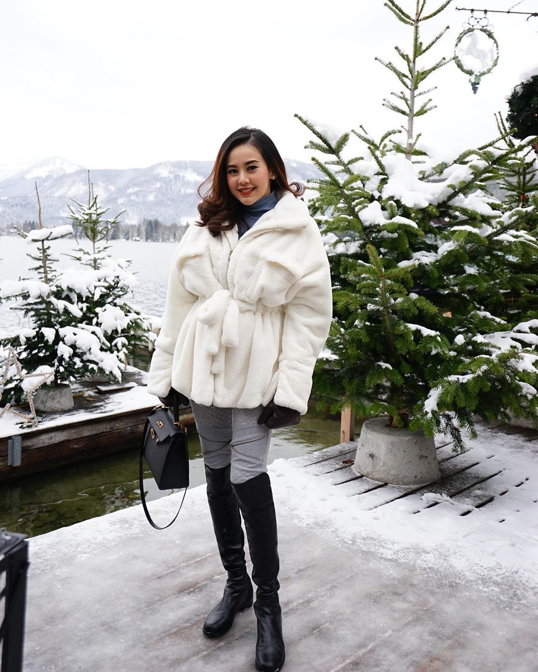 แยม ธมลพรรณ์ 