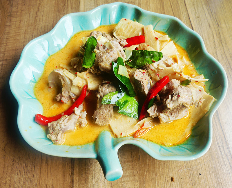 แกงเผ็ดหน่อไม้สด ซี่โครงหมูตุ๋น