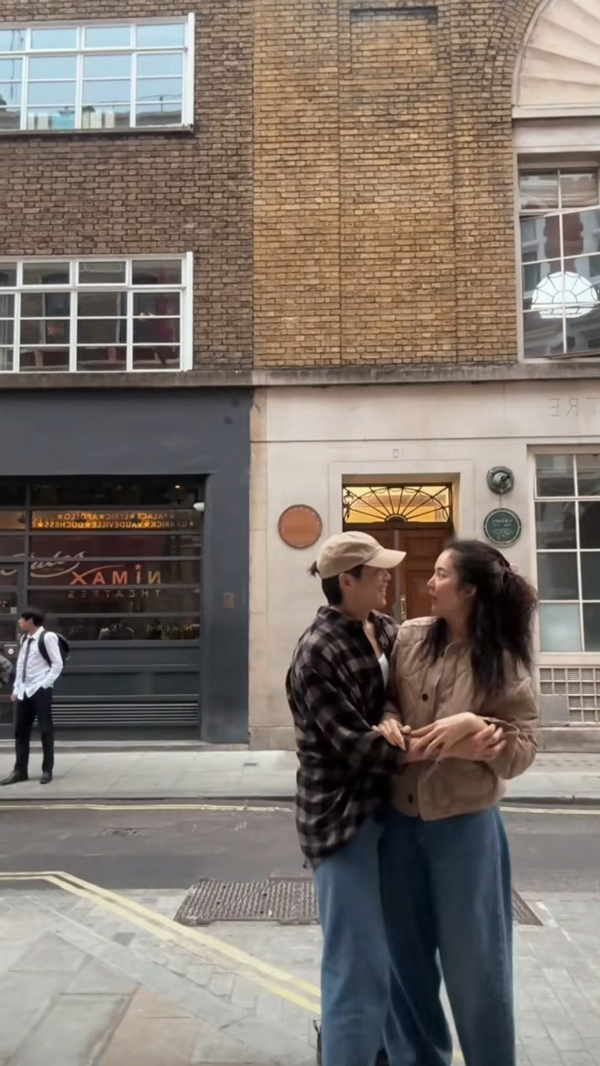 อาเล็ก บินเซอร์ไพรส์ โบว์ ถึงลอนดอน