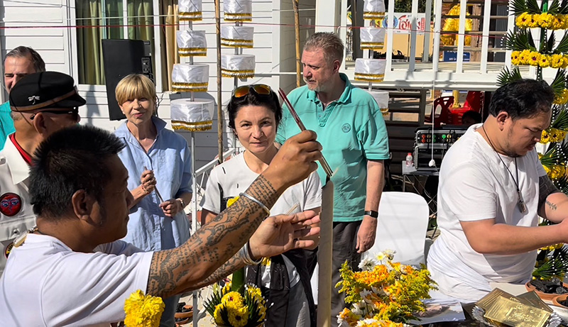 องค์สี่หูห้าตา