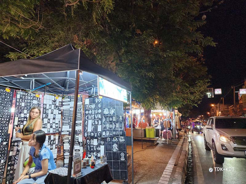 ตลาดโต้รุ่งช้างเผือก, ตลาดโต้รุ่งประตูเชียงใหม่, กาดหลวงกลางคืน