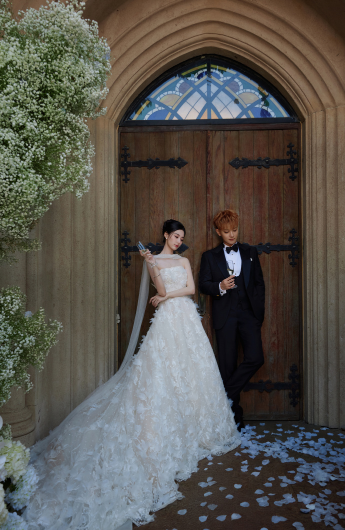 หวงจื่อเทา เปิดภาพพรีเวดดิ้ง สวีอี้หยาง สวยหรูอลังการ