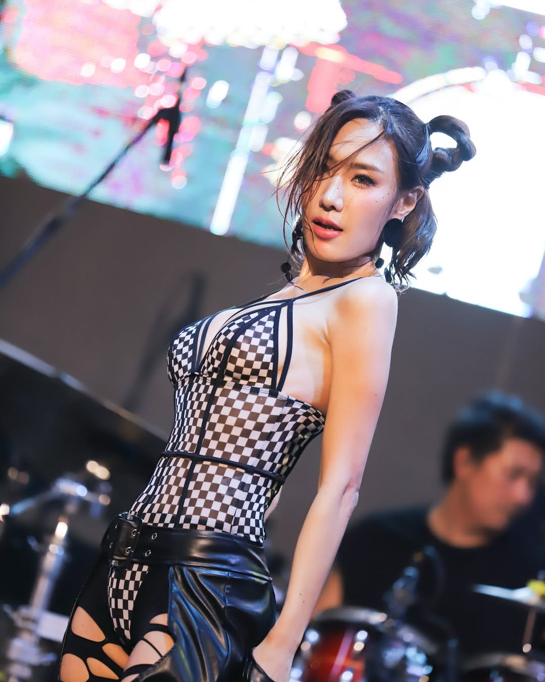 เด็บบี้ บาซู ใส่ชุดว่ายน้ำเซ็กซี่