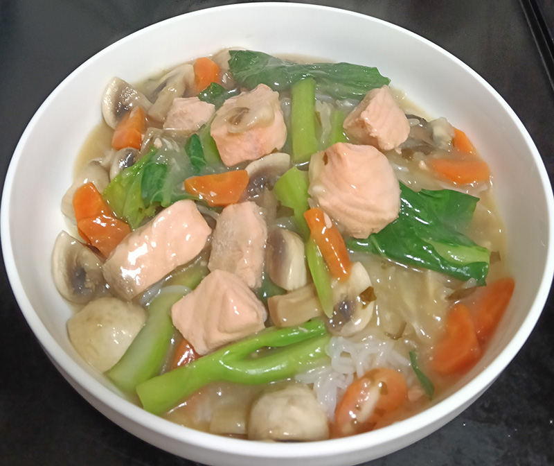 ราดหน้าแซลมอนเส้นบุก เมนูอาหารจานเดียว สูตรอาหาร