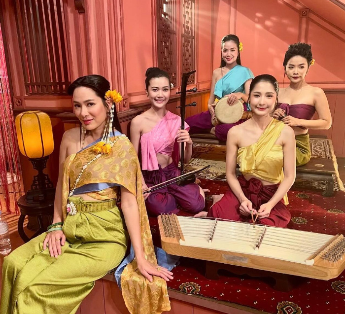 แฟชั่นชุดไทยของสาว ๆ แก๊งคณิกา จากละคร คุณพี่เจ้าขาดิฉันเป็นห่านมิใช่หงส์ สวยทุกลุค