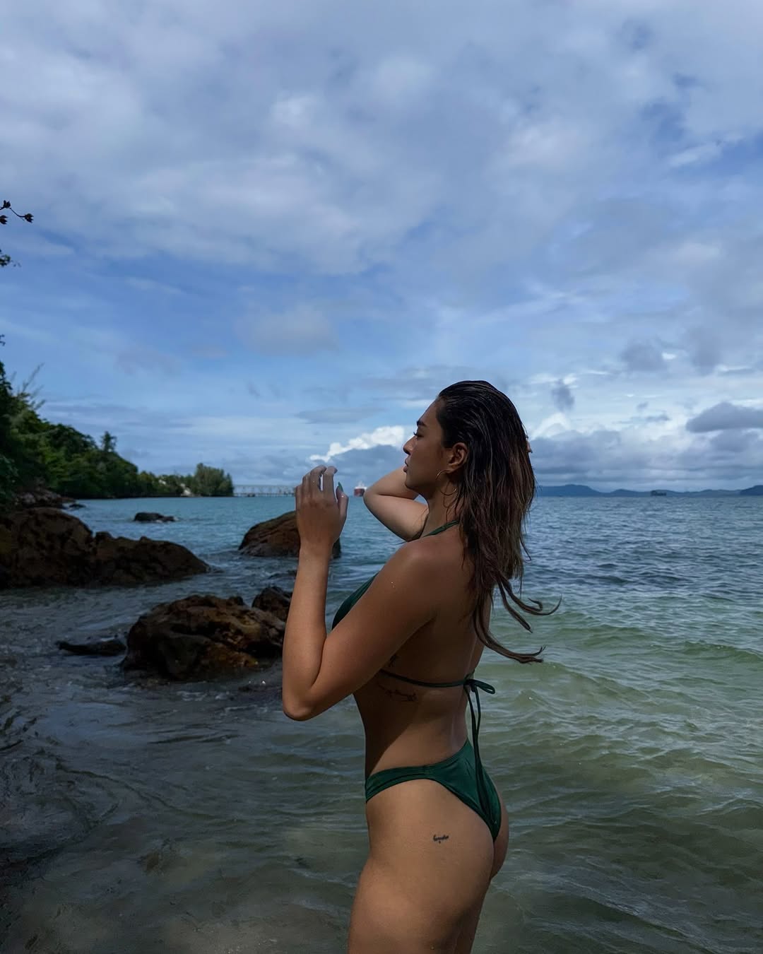 แอนชิลี สก๊อต-เคมมิส โชว์อึ๋มล้นบิกินี่ริมทะเล