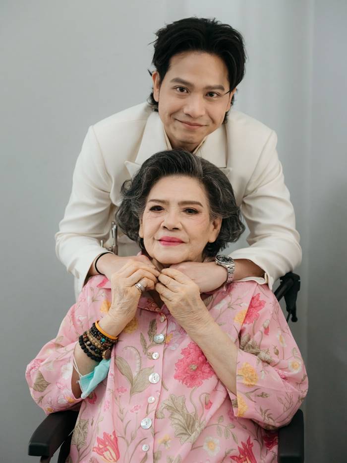 คิว ฟลัวร์ เผยภาพคุณแม่ จีรนันทน์ เศวตนันทน์