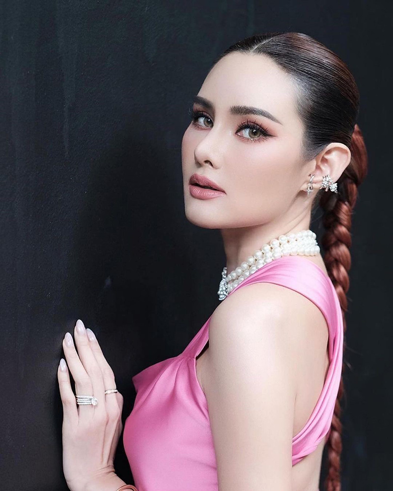 หญิง รฐา