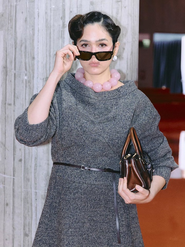 ชมพู่ อารยา อวดภาพลองกางเกงยีนส์ดีไซน์ล้ำจนต้องขยี้ตา