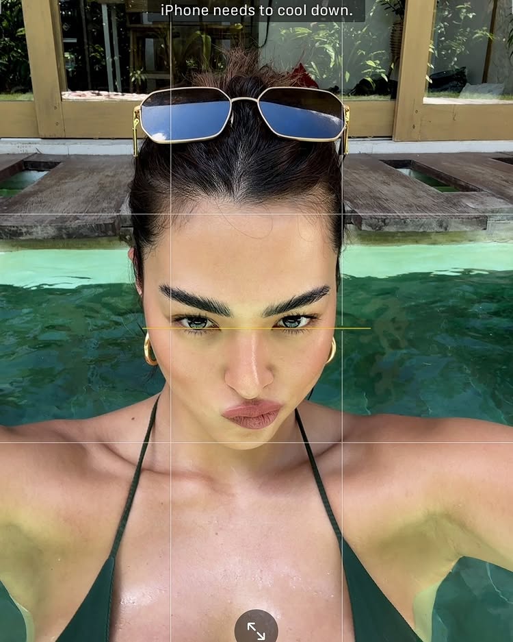 แอนชิลี สก๊อต-เคมมิส จัดหนัก โชว์อึ๋มล้นบิกินี่ริมทะเล