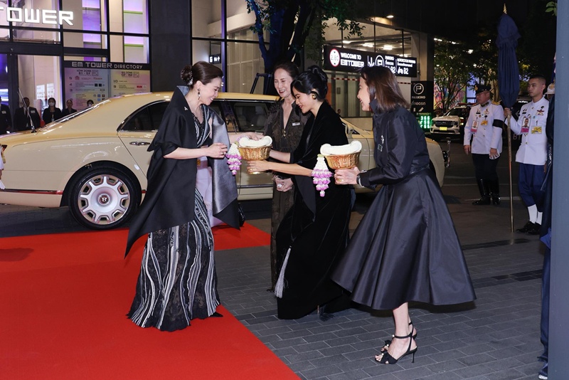 พระราชินี ทอดพระเนตรนิทรรศการ และงานแสดงแฟชั่นโชว์