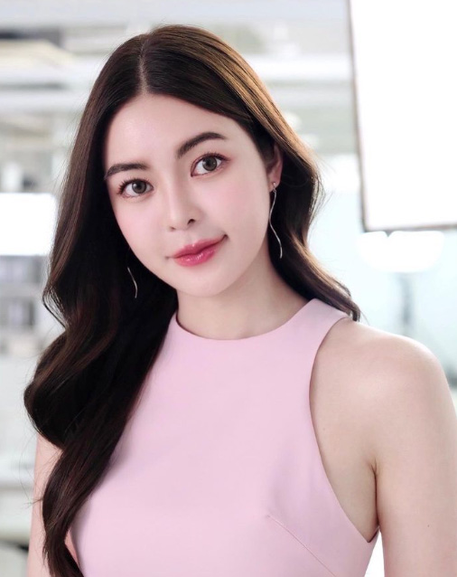 เอวา ปวรวรรณ หรือ เอวา ตลกหกฉาก สาวสวย รวย เก่ง ทายาทธุรกิจหมื่นล้าน