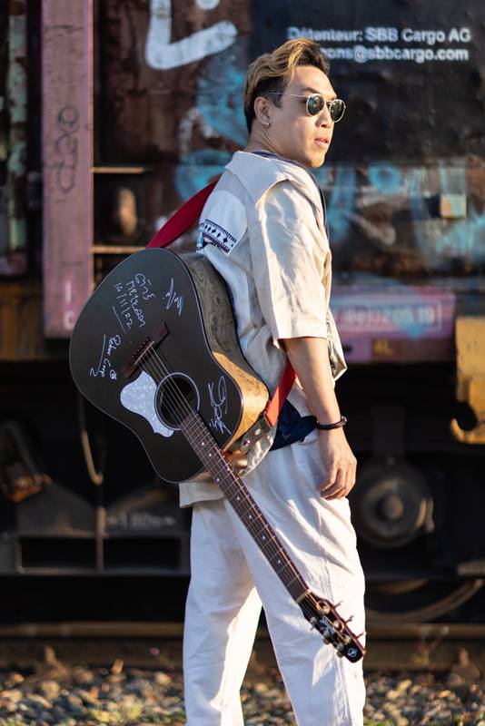 หมู MUZU ไปกินข้าวกับแม่ แต่ถูกขอให้ขึ้นไปร้องเพลง