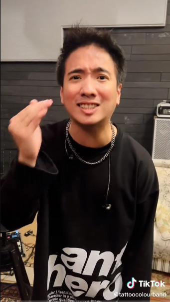 แทททู คัลเลอร์ ทวงท่อนฮุคเพลง ฟ้า