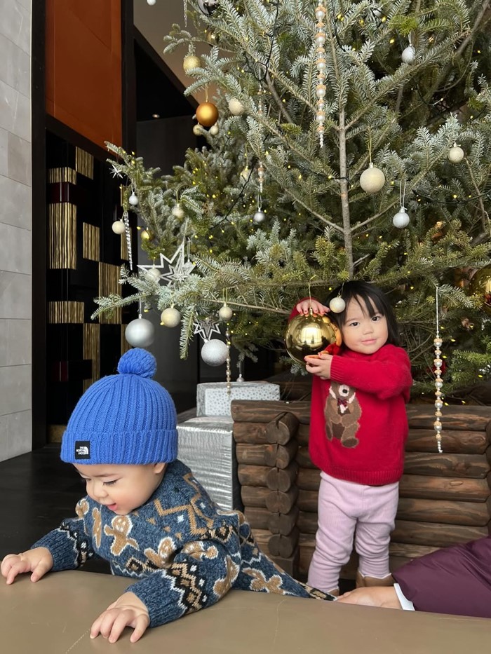 แพทริเซีย พาน้องเอลิเซีย และน้องแพทริค สัมผัสหิมะที่ญี่ปุ่น