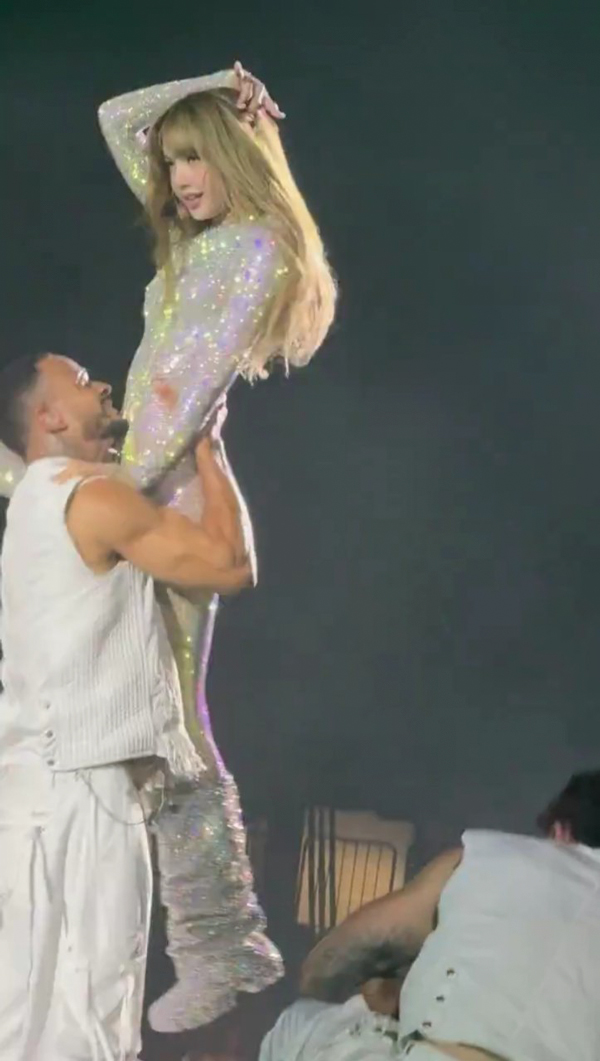 ลิซ่า ชุดขึ้นคอนเสิร์ต BLACKPINK