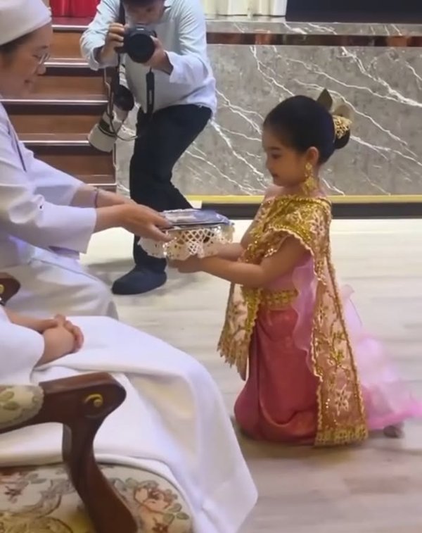 น้องวีจิ สวมชุดไทยเป็นตัวแทนเชิญพาน น่ารักน่าเอ็นดู พ่อศรราม ปลื้มใจมาก