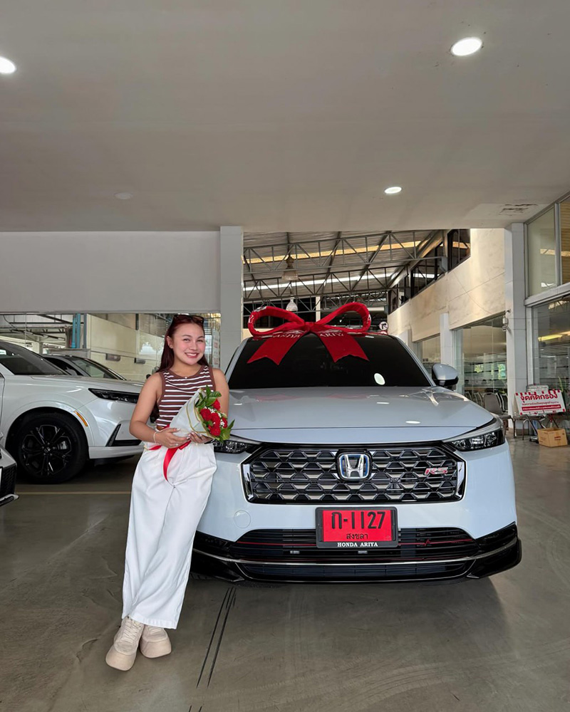 ลิลลี่ ได้หมดฯ ยิ้มปลื้ม ออกรถใหม่ป้ายแดง 